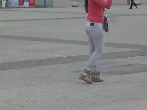 Asian tourist got a nice butt crack Picture 3