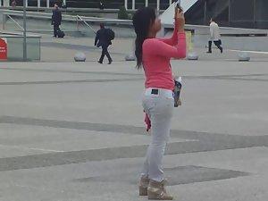 Asian tourist got a nice butt crack Picture 4
