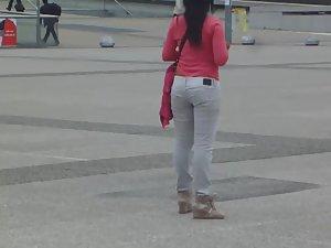 Asian tourist got a nice butt crack Picture 5