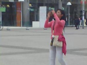 Asian tourist got a nice butt crack Picture 8