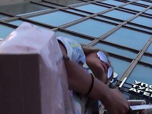 Talking with a trophy girl to see her upskirt