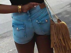 Ghetto girl in booty shorts wait for ride Picture 2