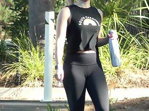 Two cameltoes in group of three gym girls Picture 5