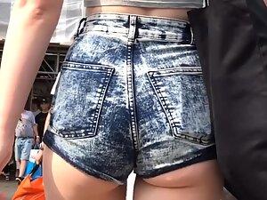 Redhead wants her supermodel body to be noticeable