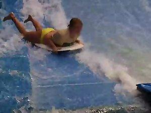 Bikini accidents on the water slide Picture 2