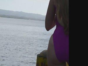 Examining a curvy girl in pink swimsuit Picture 3