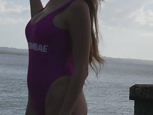 Examining a curvy girl in pink swimsuit Picture 6