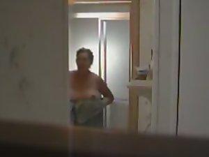 Peeped mother steps out of a shower Picture 1