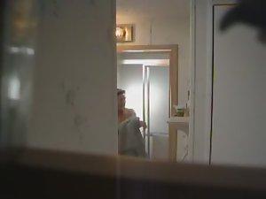 Peeped mother steps out of a shower Picture 2