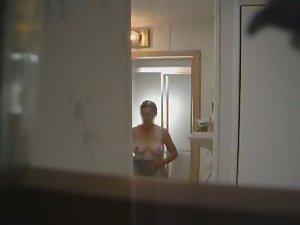Peeped mother steps out of a shower Picture 5
