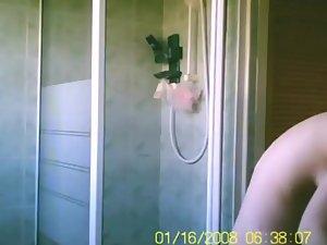 Voyeur spied on his showering girl Picture 2