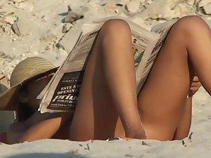 Amazing babe reading the newspaper Picture 2