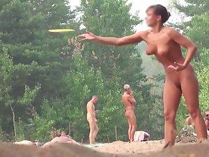Gorgeous nudist girl plays frisbee Picture 6
