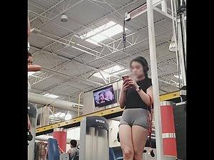 Big cameltoe of a fit girl in the gym Picture 7