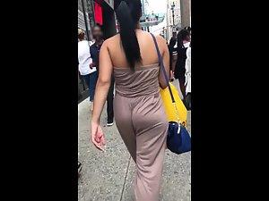 Noteworthy big ass crack visible in loose outfit Picture 1