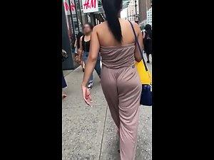 Noteworthy big ass crack visible in loose outfit Picture 2