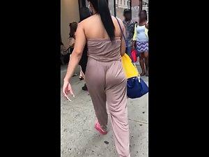 Noteworthy big ass crack visible in loose outfit Picture 4