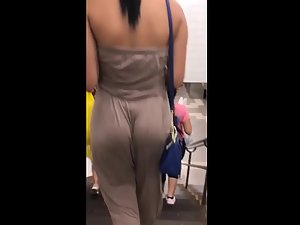 Noteworthy big ass crack visible in loose outfit