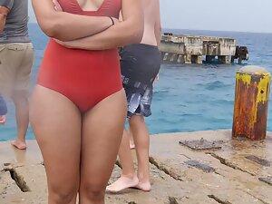 Cameltoe and plump butt spotted during rainy day at the beach Picture 1