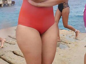 Cameltoe and plump butt spotted during rainy day at the beach Picture 2