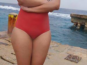 Cameltoe and plump butt spotted during rainy day at the beach Picture 3