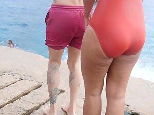 Cameltoe and plump butt spotted during rainy day at the beach Picture 5