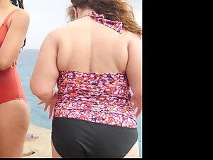 Cameltoe and plump butt spotted during rainy day at the beach Picture 7