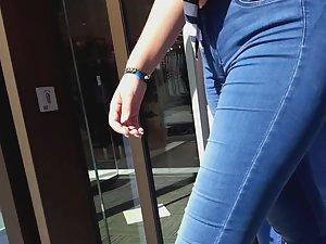Shocking cameltoe of teen girl in jeans Picture 1