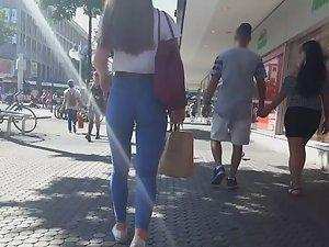 Shocking cameltoe of teen girl in jeans Picture 3