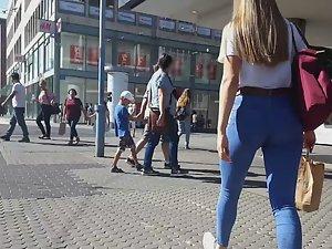 Shocking cameltoe of teen girl in jeans Picture 6