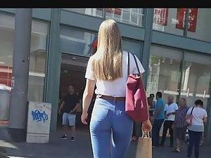 Shocking cameltoe of teen girl in jeans Picture 8