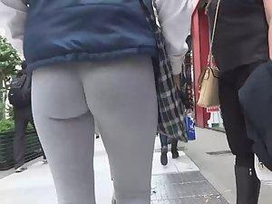 Voyeur follows hot ass in tights Picture 1