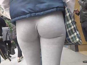 Voyeur follows hot ass in tights Picture 4