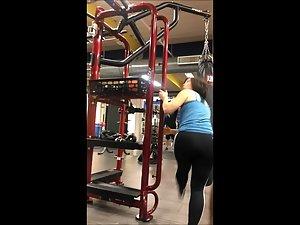 Strong girl stands and does a full split Picture 1