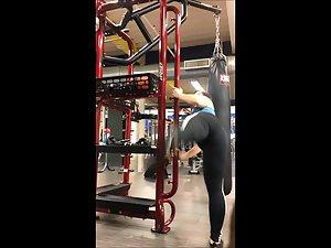 Strong girl stands and does a full split Picture 2