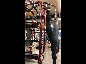 Strong girl stands and does a full split Picture 4