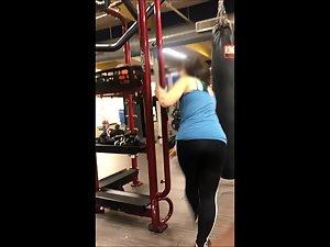 Strong girl stands and does a full split Picture 6