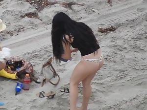Gorgeous nudist girl arrives to the beach Picture 1