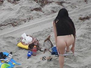 Gorgeous nudist girl arrives to the beach Picture 2