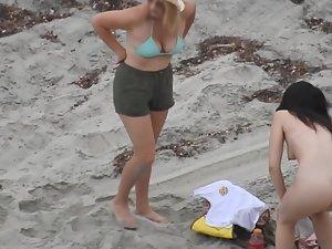 Gorgeous nudist girl arrives to the beach Picture 6