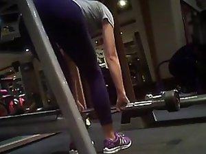 Spying while a sexy girl does deadlifts Picture 1