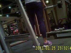 Spying while a sexy girl does deadlifts Picture 2