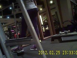 Spying while a sexy girl does deadlifts Picture 3