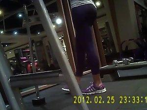 Spying while a sexy girl does deadlifts Picture 4