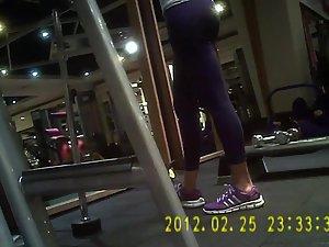 Spying while a sexy girl does deadlifts Picture 5