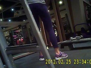 Spying while a sexy girl does deadlifts Picture 6