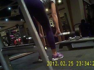 Spying while a sexy girl does deadlifts Picture 7