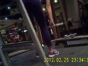 Spying while a sexy girl does deadlifts Picture 8