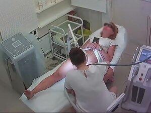 Pussy hair removal for sexy young milf Picture 2