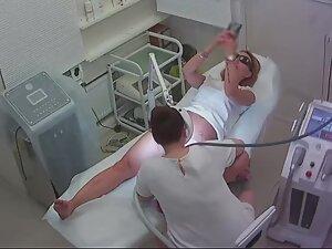 Pussy hair removal for sexy young milf Picture 3